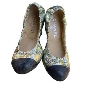 CHANEL. BALLET FLATS. Metallic. Burnished gold leather. Cap toe. Size 35 Shoes.